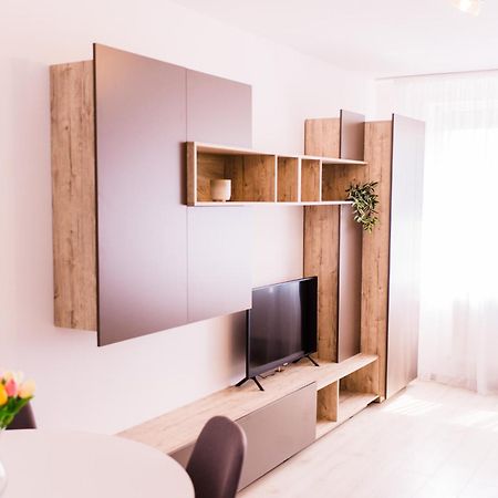 סאטו מארה Riverside White Apartment מראה חיצוני תמונה